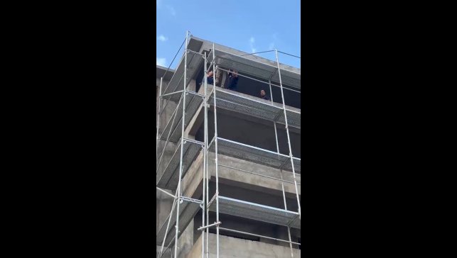 Binadan atlamak isteyen şahsı, itfaiye ekipleri ikna etti