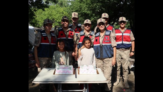 Erzincan'da jandarmadan minik kalplere doğum günü sürprizi