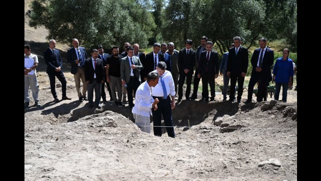 Vali Çiftçi, Hınıs Parmaksız Kale Höyüğü'nde incelemelerde bulundu