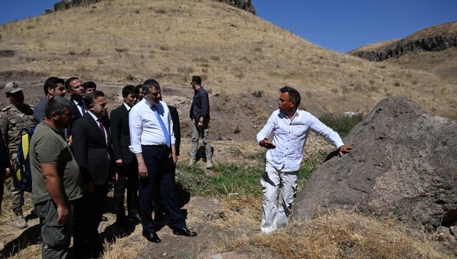 Erzurum Valisi Çiftçi, 5 bin yıl öncesine dayanan bulguların tespit edildiği höyükte inceleme yaptı