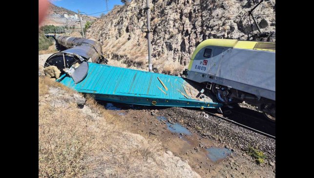 Malatya'da iki yük treni kafa kafaya çarpıştı: 1 yaralı