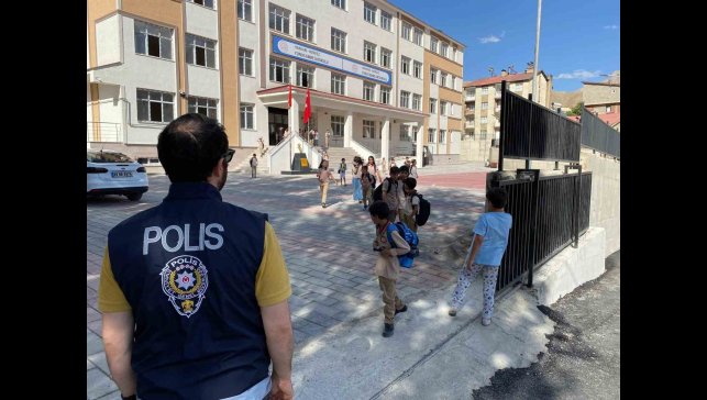 Hakkari polisi çocuklar için görev başında