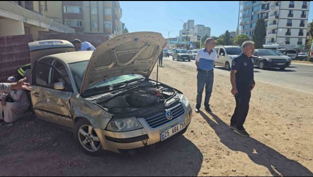 Elazığ'da otomobil ile kamyon çarpıştı