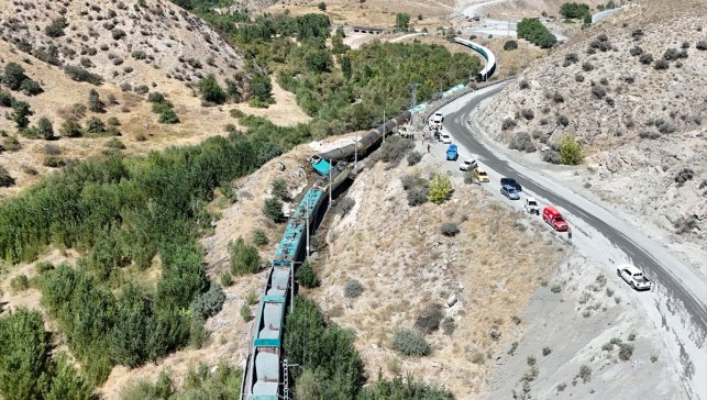 Malatya'da iki yük treninin çarpıştığı kazada makinist yaralandı