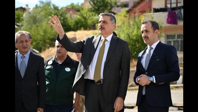 Vali Çiftçi, İspir'de heyelan bölgesinde incelemelerde bulundu