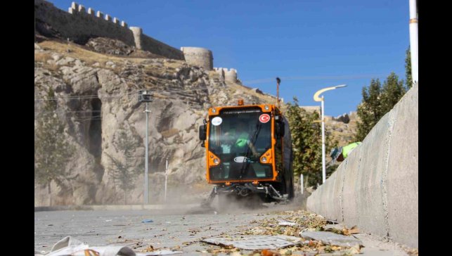 Van Büyükşehir Belediyesinden kapsamlı park temizliği