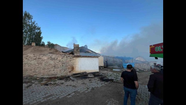 Narman'da korkutan yangın: 3 evin çatısı kül oldu