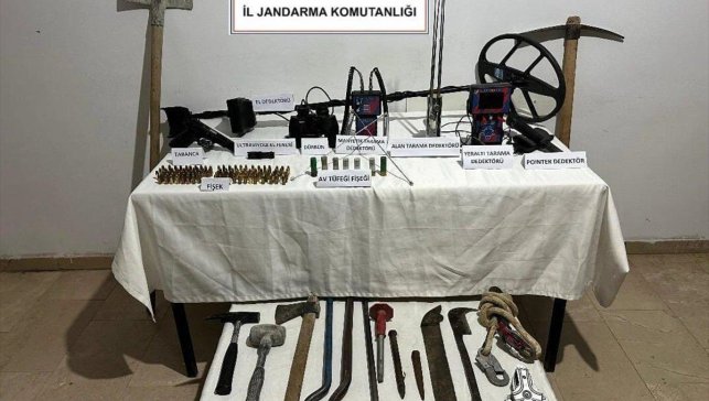 Erzurum'da jandarma kaçak kazı hazırlığındaki 5 şüpheliyi yakaladı