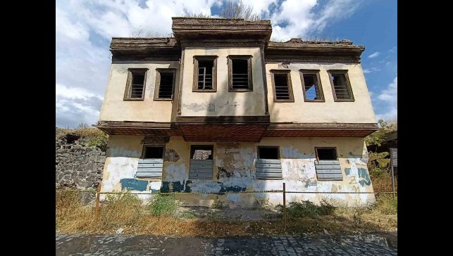 Kars'ta Tevfik Paşa Konağı gözler önünde yıkılıyor