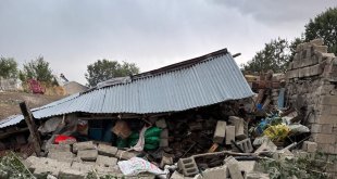 Ağrı'da fırtına çatıları uçurdu, evler ve ahırlar zarar gördü