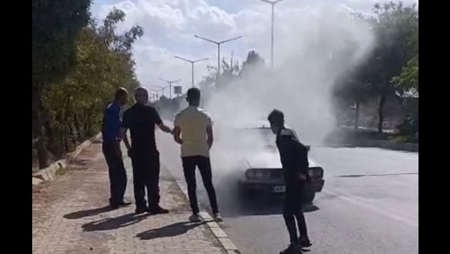 Muş'ta seyir halindeki otomobil yandı