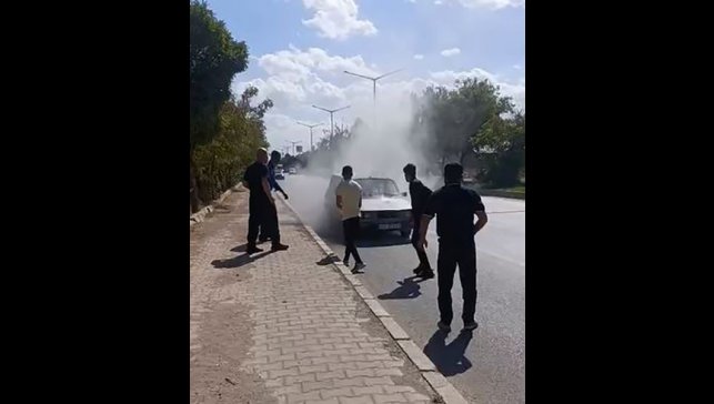 Muş'ta yanan otomobile beton mikseriyle müdahale