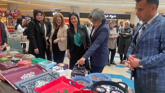 Erzurum'da devlet korumasındaki çocuklar butik pasta ve el sanatları sergisi açtı