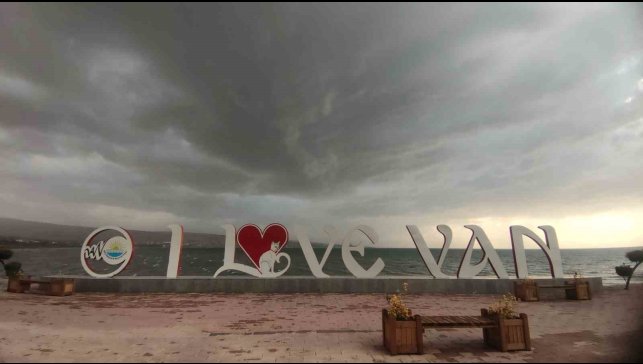 Van'da dolu ve sağanak etkili oldu: Van Gölü'nde dalgalar yükseldi