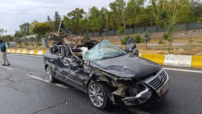 Ağrı'da tıra arkadan çarpan otomobilin sürücüsü yaralandı