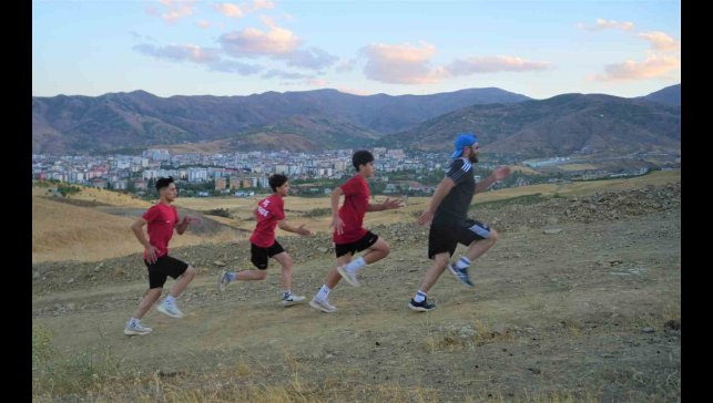 Muş'ta karate sporcuları dağ koşusuyla kondisyon artırıyor