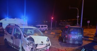 Ağrı'da iki aracın çarpıştığı kazada 3 kişi yaralandı
