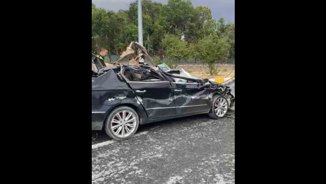 Patnos'ta koyun yüklü tır otomobile çarptı