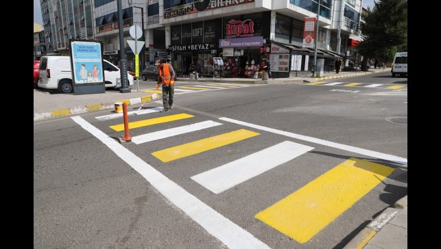 Belediye ekipleri yaya geçidi çizgilerini yeniledi