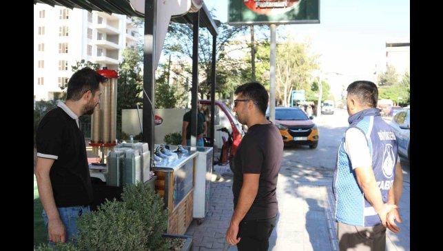 Van Büyükşehir Belediyesi kaldırım ve yollara bırakılan malzemeleri topladı