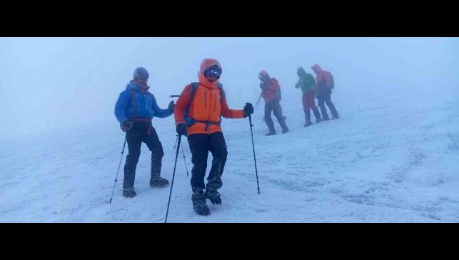 Ağrı Dağı'nda kar ve fırtına, dağcılara zorlu anlar yaşattı