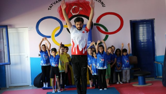 Cimnastiği müzikle buluşturan antrenör geleceğin sporcularını yetiştiriyor