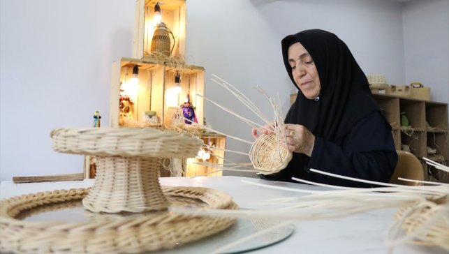 Kanser hastası kadın dekoratif sepet örme kursuyla hayata tutunuyor