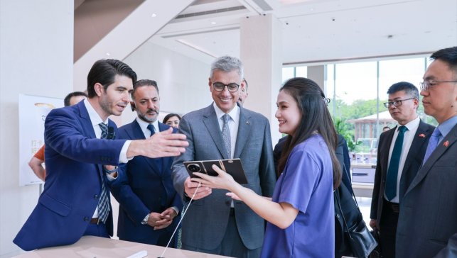 Sağlık Bakanı Memişoğlu, Huawei'nin Çin'deki genel merkezini ziyaret etti