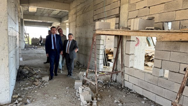 Çaldıran Kaymakamı Bakan, okul inşaatını inceledi