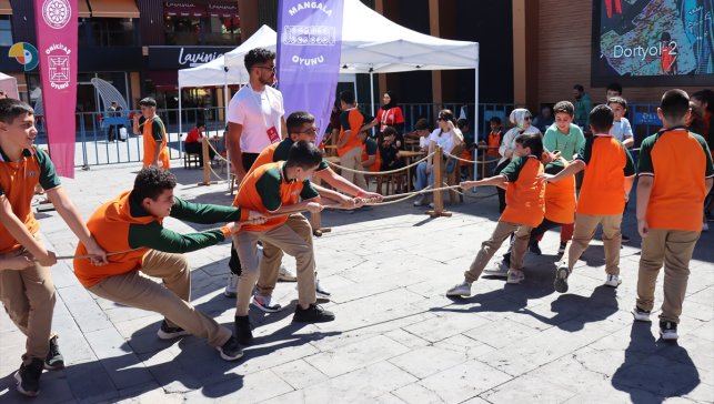 Geleneksel Oyunlar Tırı Erzincan'da çocukları sevindirdi