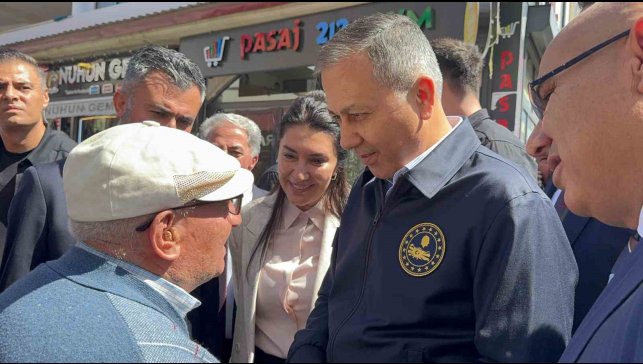 Bakan Yerlikaya Ağrı'da esnafla buluştu, taleplerini dinledi