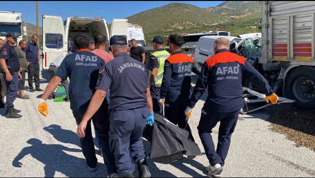 Elazığ'da hafif ticari araç tırın altına girdi: 1 ölü