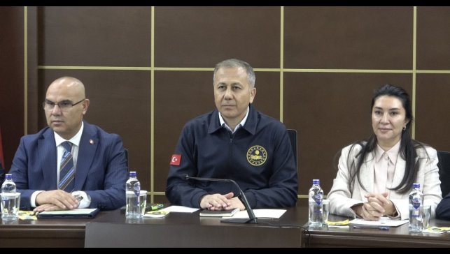 İçişleri Bakanı Yerlikaya Ağrı'da STK temsilcileriyle buluştu