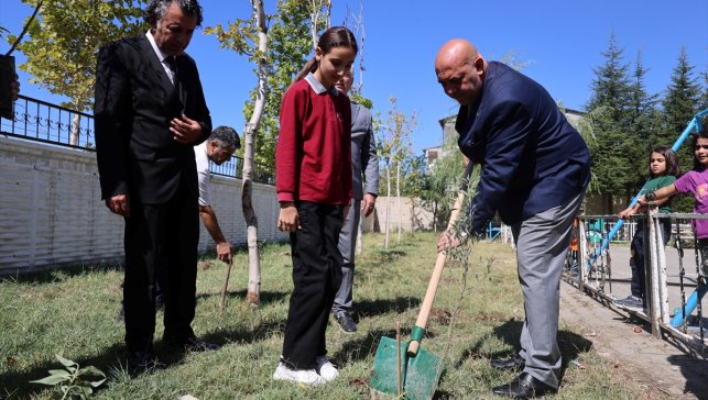 Van'da "yeşil vatan" projesi kapsamında öğrenciler fidan dikti