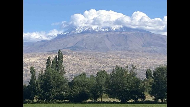 Ağrı Dağı'na mevsimin ilk karı yağdı