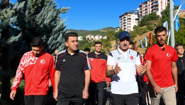 Bakan Uraloğlu, Tunceli'deki Mameki Parkı'nda gençlerle yürüyüş yaptı