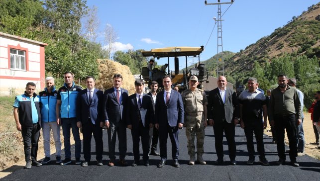 Bitlis'teki köy yolları sıcak asfalta kavuşuyor