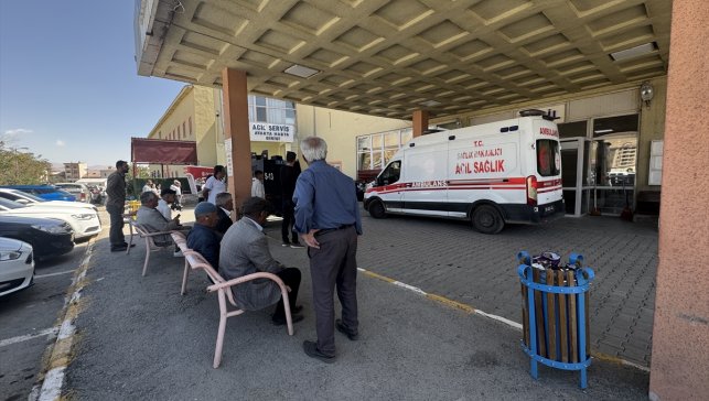 Hakkari'de kepçe ile kamyon arasında sıkışan operatör öldü