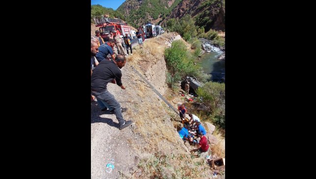Tunceli'de araç uçuruma yuvarlandı: 3 yaralı