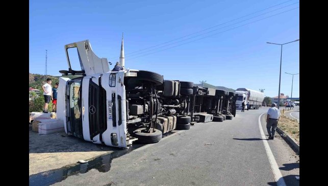 Bingöl'de saman yüklü kamyon devrildi, yol trafiğe kapandı
