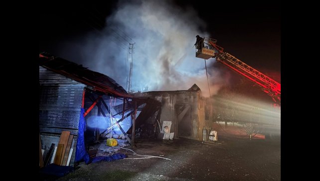 Erzincan'da müştemilat alevlere teslim oldu