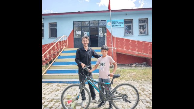 Diyadin'de başarılı öğrenciye bisiklet hediyesi