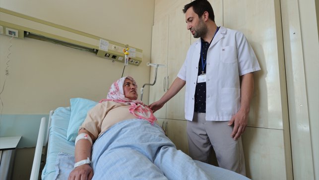Böbreğindeki kanserli kitleden kapalı cerrahi müdahaleyle kurtulan kadın sağlığına kavuştu