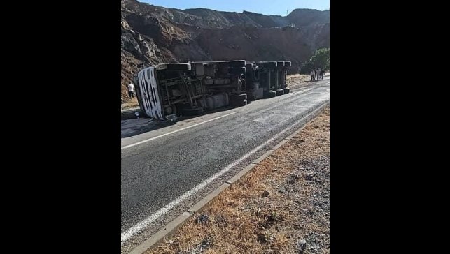 Elazığ'da virajı alamayan tır, devrildi