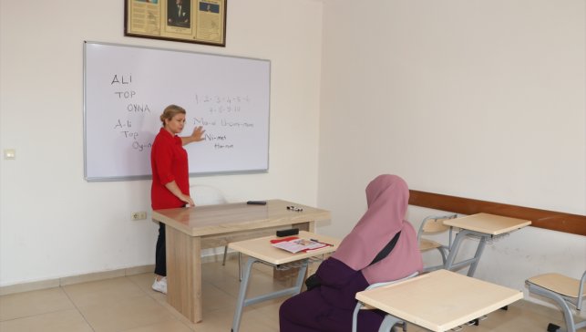 Okuma yazma bilmediği yıllarda sürekli kaybolan Nimet nine artık rahatça geziyor