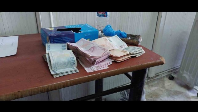 Temizlik personeli bulduğu poşet dolusu parayı polise teslim etti