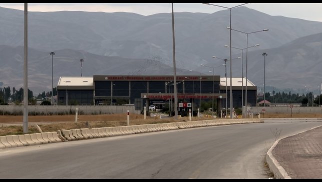 Hakkarililer havalimanına ek sefer istedi