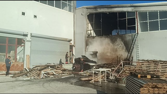 Malatya'da mobilya imalathanesinde korkutan yangın