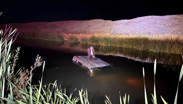 Erzurum'da kaza sonrası nehre düşen aracının üstünde yardım bekleyen sürücü ekiplerce kurtarıldı