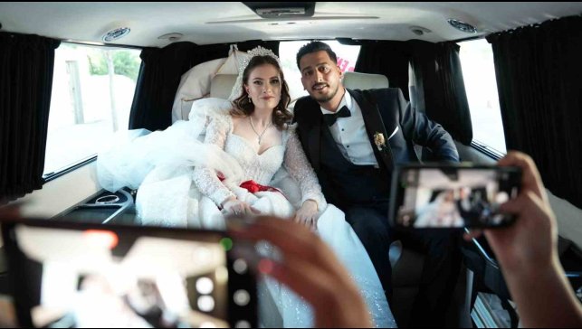 Başkanın makam aracı depremzede çiftin gelin arabası oldu